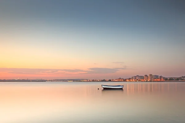 Coucher de soleil d'automne sur la rivière Tejo . — Photo