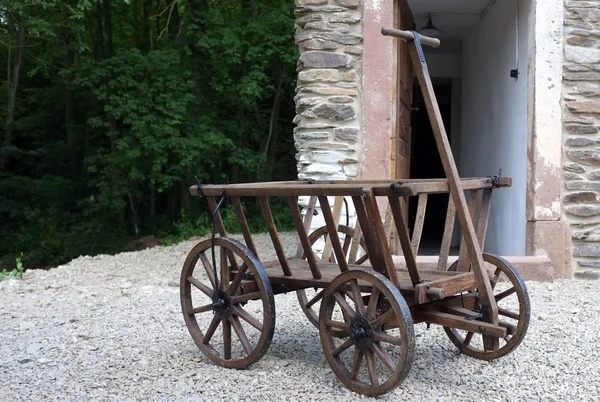 Zabytkowy przewozu wózka przed stary dom Zdjęcie Stockowe