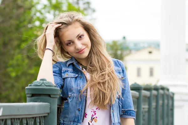 Beautiful girl on bridge — Stock Photo, Image