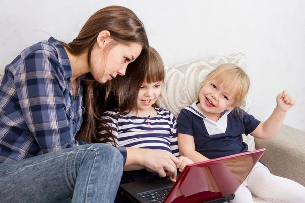 The three sisters make purchases via the Internet on credit card — Stock Photo, Image