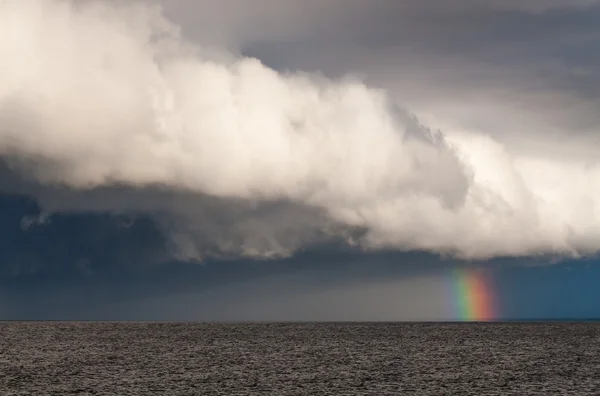 Arc-en-ciel sur la mer. — Photo