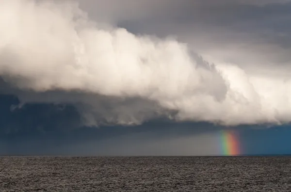 Regnbåge över havet. Royaltyfria Stockbilder