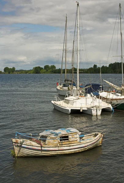 Barca in legno abbandonata ormeggiata in un fiume portuale — Foto Stock