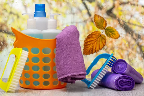 Cesta Con Botellas Líquido Lavavajillas Limpiador Azulejos Detergente Para Hornos —  Fotos de Stock