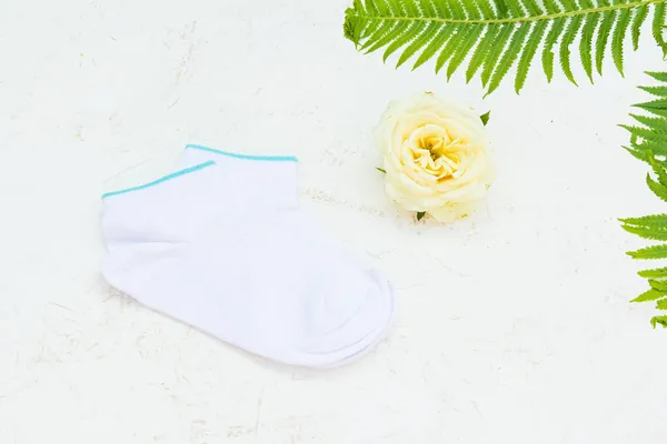 Λευκές Κάλτσες Φύλλα Φτέρης Στο Λευκό Δομημένο Φόντο Top View — Φωτογραφία Αρχείου