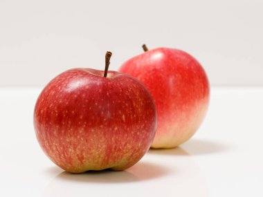 Beyaz arkaplan üzerinde kırmızı elmalar yakın çekim