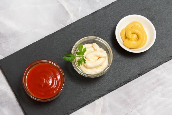 Ciotole Porcellana Con Ketchup Senape Salsa Formaggio Sul Tagliere Pietra — Foto Stock