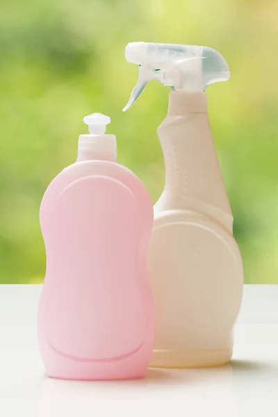 Plastic Flessen Afwasmiddel Glasreiniger Wazige Natuurlijke Achtergrond Reinigingsconcept — Stockfoto