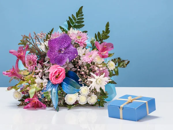 Schöner Strauß Aus Verschiedenen Blumen Und Einer Geschenkbox Auf Blauem — Stockfoto