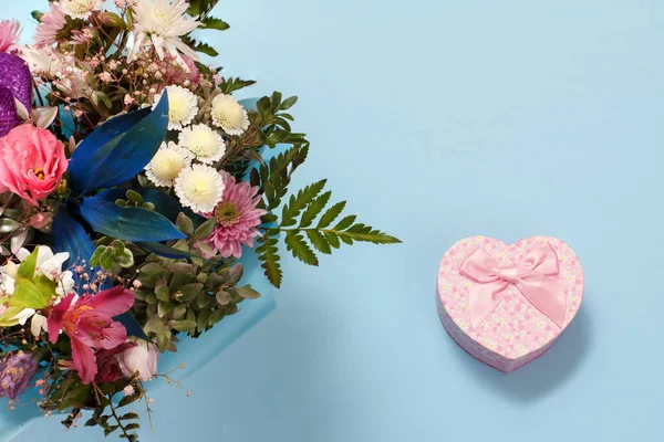 Belo Buquê Várias Flores Com Uma Caixa Presente Fundo Azul — Fotografia de Stock