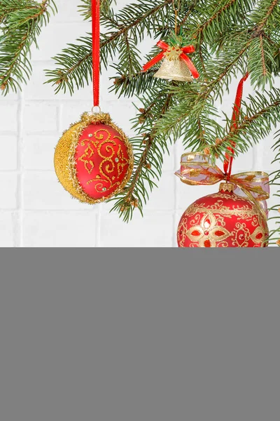 Větve Jedle Dětskými Koulemi Zvonek Jako Vánoční Ozdoba Bílou Cihlovou — Stock fotografie