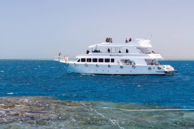 SHARM EL SHEIKH, EGYPT - 7 Haziran 2021: Sharm El Sheikh, Mısır 'da Kızıldeniz körfezinde turistlerle lüks yatlar. Zengin sualtı dünyası ile mercan resiflerini görmek için şnorkelle yüzmek