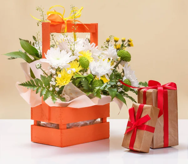 Beautiful Bouquet Yellow White Flowers Wooden Basket Gift Boxes — Stock Photo, Image
