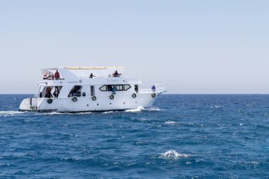 SHARM EL SHEIKH, EGYPT - 7 Haziran 2021: Sharm El Sheikh, Mısır 'da Kızıldeniz koyunda turistlerle dolu lüks bir yat. Turistler zengin bir sualtı dünyası olan mercan resiflerini görecekler..