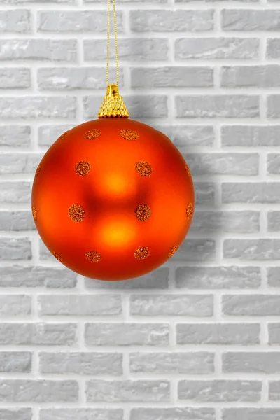 红色的圣诞球和一面墙的背景 圣诞及新年概念 — 图库照片