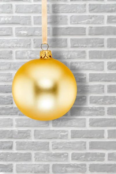 Gelbe Weihnachtskugel Und Eine Wand Hintergrund Weihnachts Und Neujahrskonzept — Stockfoto