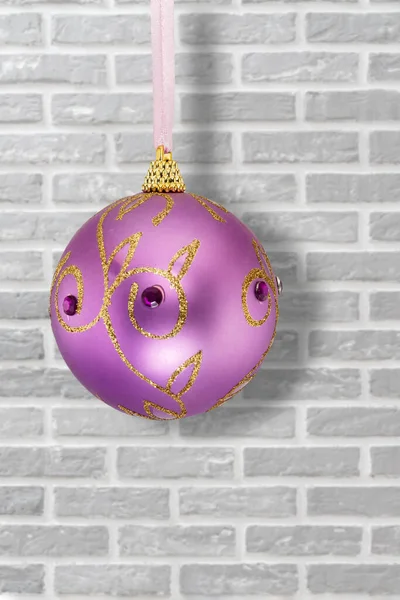 Bola Natal Lilac Uma Parede Tijolo Cinza Fundo Conceito Natal — Fotografia de Stock