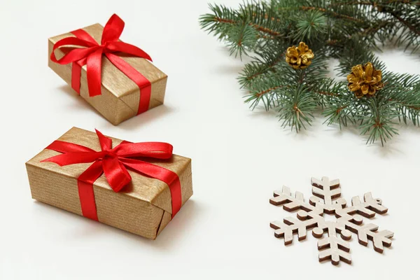 Φυσικό Κλαδί Ελάτης Κώνους Κουτιά Δώρων Και Άλλα Χριστουγεννιάτικα Στολίδια — Φωτογραφία Αρχείου
