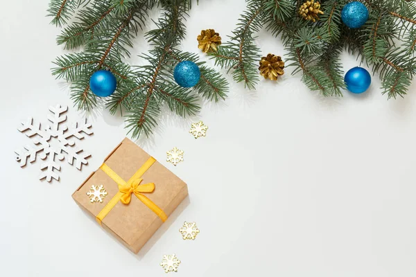 Χριστουγεννιάτικη Διακόσμηση Κουτί Δώρου Κλαδιά Ελάτης Μπάλες Στο Λευκό Φόντο — Φωτογραφία Αρχείου