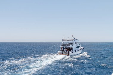 SHARM EL SHEIKH, EGYPT - 7 Haziran 2021: Sharm El Sheikh, Mısır 'da Kızıldeniz koyunda turistlerle dolu lüks bir yat.