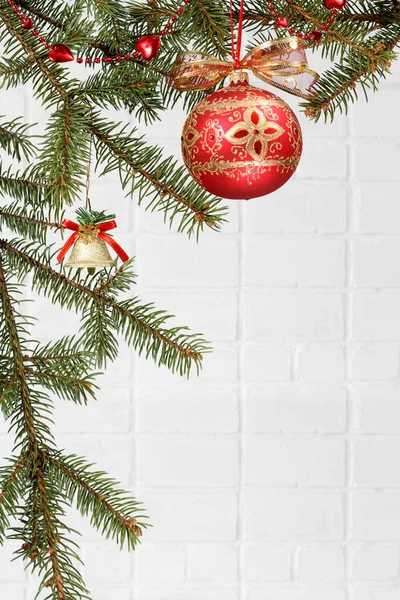 Rami Abete Con Una Palla Come Ornamento Natale Con Muro — Foto Stock