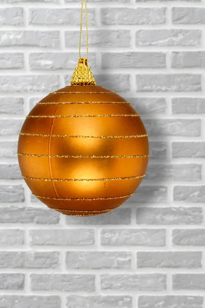 Gelbe Weihnachtskugel Und Eine Graue Ziegelwand Hintergrund Weihnachts Und Neujahrskonzept — Stockfoto