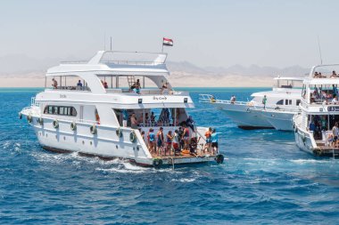 SHARM EL SHEIKH, EGYPT - 7 Haziran 2021: Kızıldeniz körfezinde turistlerle birlikte yatlar