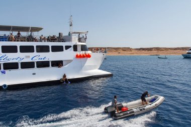 SHARM EL SHEIKH, EGYPT - 7 Haziran 2021: Kızıl Deniz Körfezi 'nde turistlerle birlikte yat