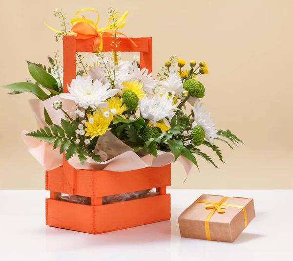 Beautiful bouquet of yellow and white flowers with wooden basket. — Stock Photo, Image