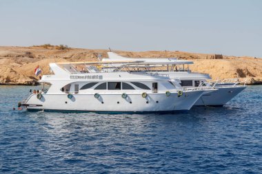 SHARM EL SHEIKH, EGYPT - 7 Haziran 2021: Mısır 'daki Sharm El Sheikh körfezinde turistlerle birlikte lüks yatlar.