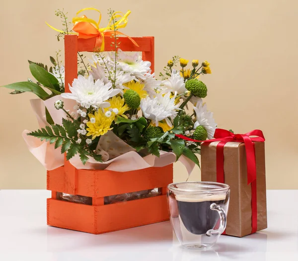 Beautiful bouquet of yellow and white flowers with wooden basket. — Stock Photo, Image