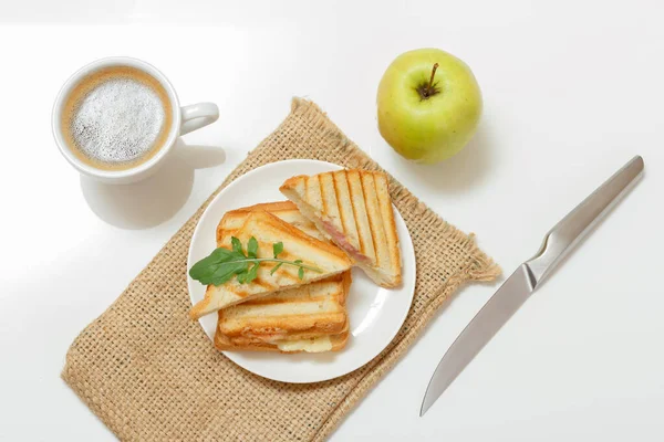 Домашній бутерброд з сиром на грилі на сніданок з чашкою кави . — стокове фото
