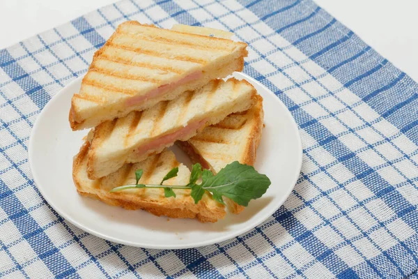 Домашній бутерброд на грилі для сніданку на тарілці . — стокове фото