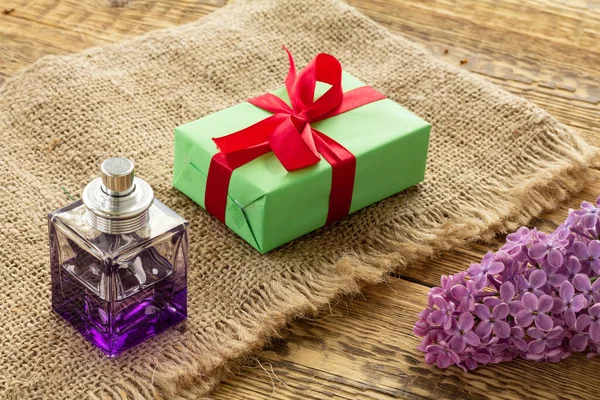 Botella Perfume Una Caja Regalo Verde Sobre Tela Saco Flores — Foto de Stock