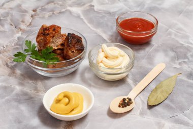 Soslu ve sebzeli ızgara domuz eti..