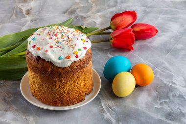 Paskalya pastası ve lale çiçekli renkli Paskalya yumurtaları. Geleneksel Ortodoks Hıristiyan Paskalya Yemeği.