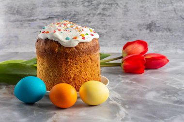 Paskalya pastası ve lale çiçekli renkli Paskalya yumurtaları. Geleneksel Ortodoks Hıristiyan Paskalya Yemeği.