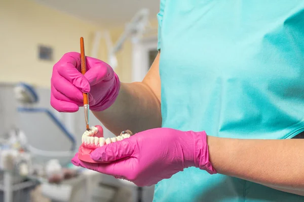 人間の顎とブラシのレイアウトとラテックス手袋で歯科医の手のクローズアップビュー 医療器具のコンセプト — ストック写真