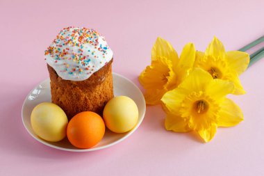 Paskalya pastası ve nergis çiçekli renkli Paskalya yumurtaları. Geleneksel Ortodoks Hıristiyan Paskalya Yemeği.