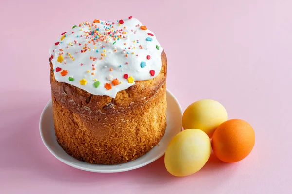 Mutfak masasında Paskalya pastası ve yumurta. — Stok fotoğraf