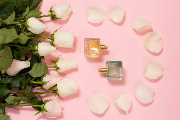 Perfumy Pięknymi Białymi Różami Płatkami Kwiatów Różowym Tle Koncepcja Dawania — Zdjęcie stockowe