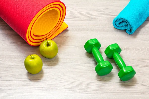 Yogamatte Handtuch Äpfel Und Hanteln Zimmer Oder Fitnessraum Auf Dem — Stockfoto
