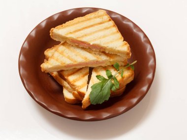 Kahvaltı için ev yapımı peynirli sandviç..