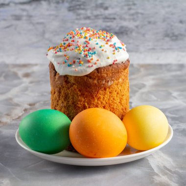 Mutfak masasında Paskalya pastası ve yumurta.