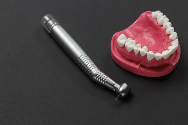 Instrumentos dentários para os dentes cuidados odontológicos em fundo preto — Fotografia de Stock