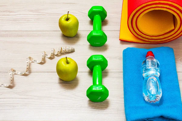 Yogamatte Handtuch Wasserflasche Hanteln Maßband Und Äpfel Einem Zimmer Oder — Stockfoto