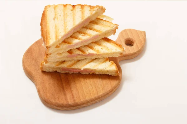 木製のまな板で朝食のための自家製グリルチーズサンドイッチ トップ表示 — ストック写真