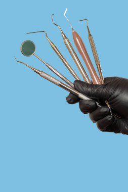 Diş tedavisi için bir takım kompozit dolgu aletleri. Diş aynası, bir sonda, bir tıkaççı ve diş yenileme aletleri.