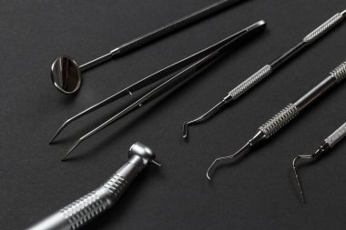 Diş bakımı için metal diş aletleri.