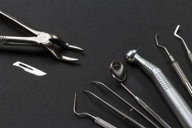 Diş bakımı için metal diş aletleri.